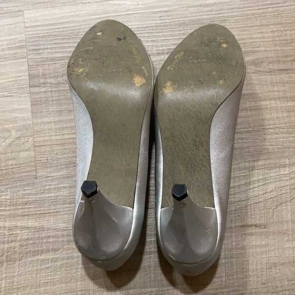 Easy Street Alive 5 Silver Shoes | Size 7 - Picture 6 of 9